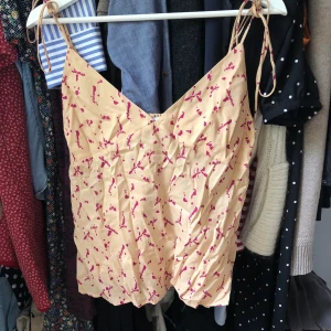 Topp från &other stories! - Knappast använd, därav i ett superskick! Banden kan justeras! Frakt tillkommer.