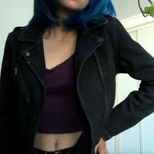 Levis biker jean jacket - En snygg biker jean jacket från levis! Ingen skärskilt vanlig modell från dem. Den är i väldigt fint skick och använd ett fåtal gånger. Köpre står för frakt :)