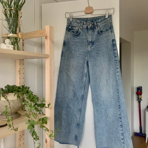 Jeans Dr Denim - Ett par vida croppade jeans från Dr Denim. Säljes pga för små för mig. Superfina och knappt använda. Frakt tillkommer.