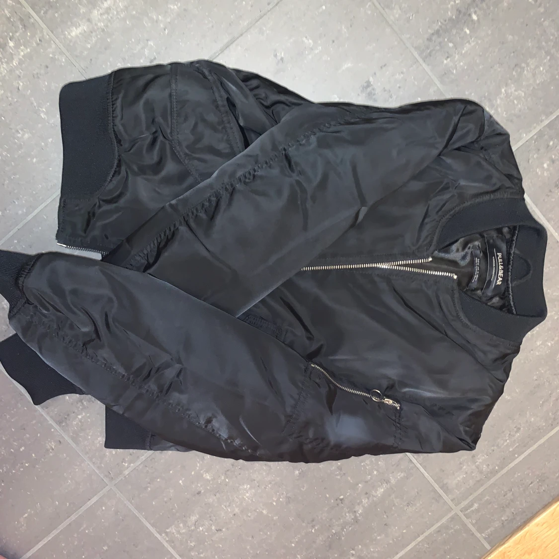 Svart bomberjacka, Pull&berr - 91