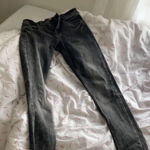 Jeans - Säljer dessa super fina jeans. Budet börjar på 125kr