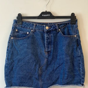 Jeanskjol strl L - Säljer en super fin jeanskjol från Monki i storlek L. Dock är den för tajt för min midja som brukar ha L så den passar främst M. Använt ett fåtal gånger. Köparen står för frakten om ni inte bor i närheten och vill mötas upp.