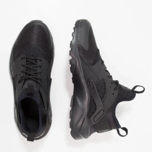 Nike huarache  - nike huarache skor som är helt nya. aldrig använda pga storleken. 