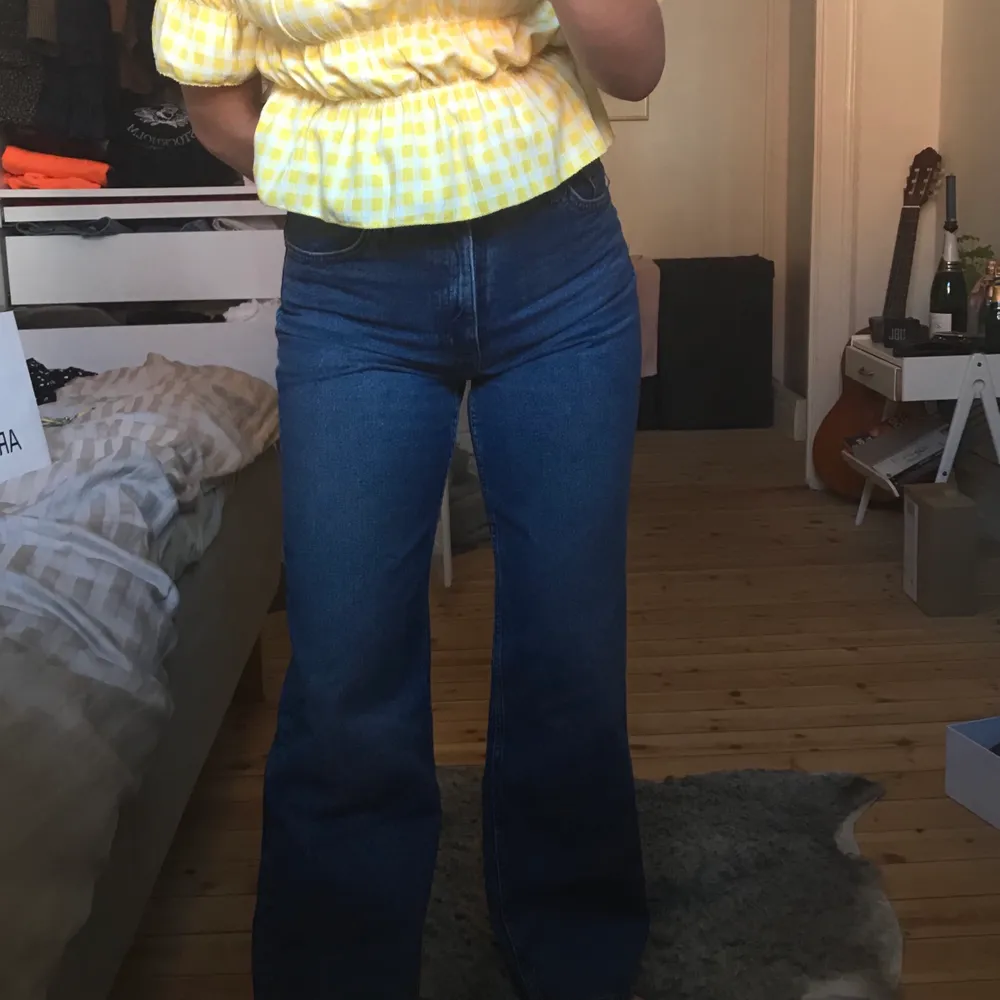 Raka jeans från monki, verkligen dom snyggaste jeansen men har blivit lite för små för mig! En reva vid bakfickan som är ihopsydd därav låga priset💕. Jeans & Byxor.