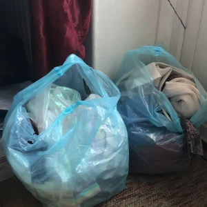 Två klädpåsar  - Ganska mycket basic plagg typ med lite byxor skjortor