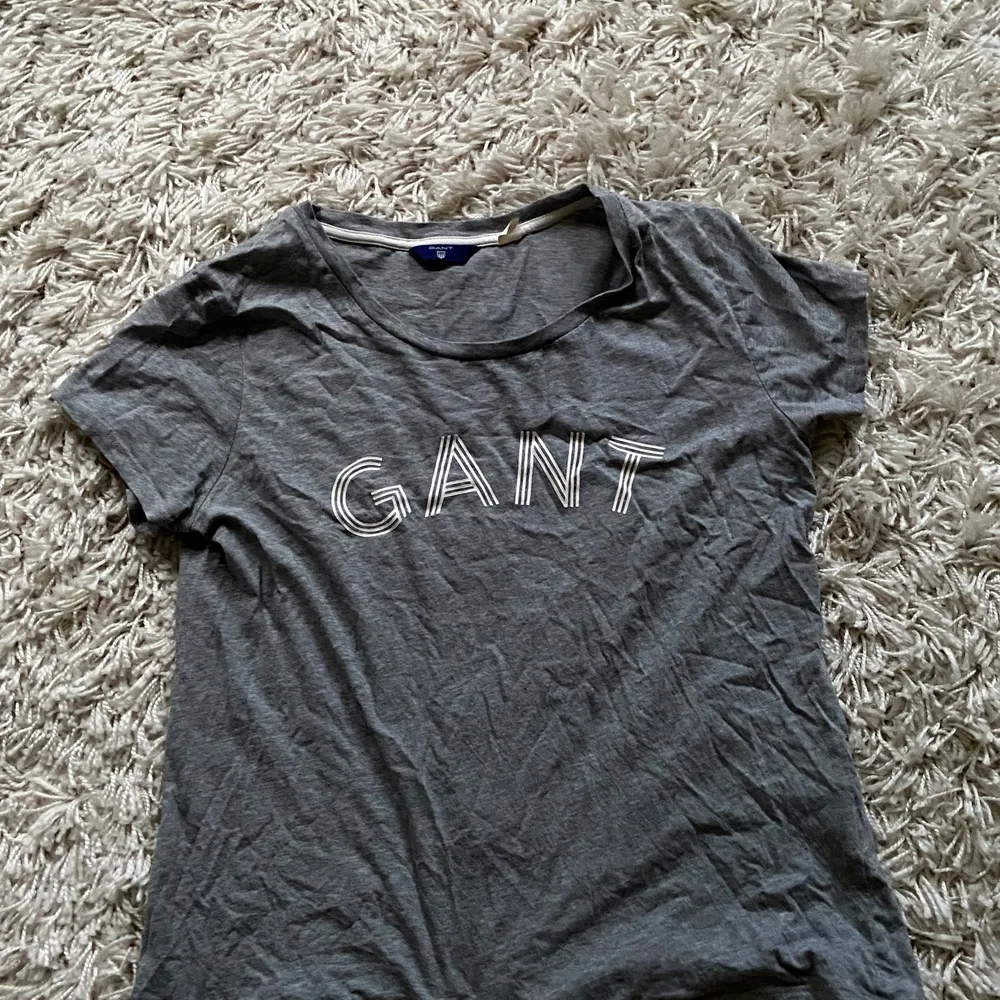 Fin grå Gant t-Shirt i fint skick. Använd ca 5 gånger. Säljer för att den inte kommer till användning. Frakt tillkommer. T-shirts.