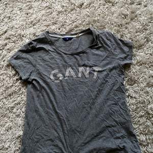 Fin grå Gant t-Shirt i fint skick. Använd ca 5 gånger. Säljer för att den inte kommer till användning. Frakt tillkommer