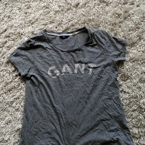 Gant T-shirt storlek M - Fin grå Gant t-Shirt i fint skick. Använd ca 5 gånger. Säljer för att den inte kommer till användning. Frakt tillkommer