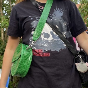 Grön väska från Hvisk  - Snygg grön rund väska från hvisk, knappt använd så skicket är som nytt. 