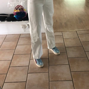 Wide leg jeans, vita - As coola wide leg byxor ifrån Gina tricot, säljer pga jag har blivit för lång för dom, är 178... buda gärna och skriv ifall ni har några funderingar! Ska sitta som på bild 2, men färg och skick m.m ser ni på de andra två bilderna!💖❤️😋