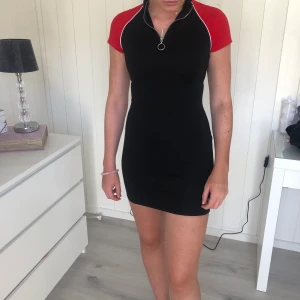  Klänning från H&M - Snygg svart och röd klänning från H&M, fint skick💞