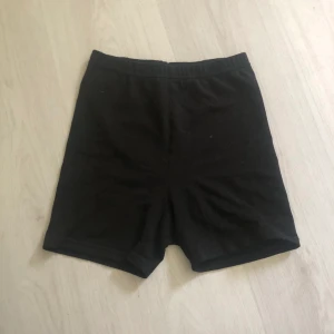 Cykelbyxor - Cykelbyxor från hm. Säljer dessa eftersom jag har ett annat par som jag använder mer. Bra kvalitet. Bomull inte i tråningsmaterial. Frakt 44kr. Pris på hemsidan 79,90. Storlek xxs men passar även xs 