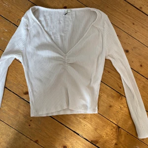 urringad topp - snygg tröja i perfekt skick. man får väääldigt fin form i den om ni fattar vad jag menar👀 