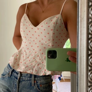 Prickigt linne - Populärt prickigt Zara linne som ej går att köpa längre. Lite kortare i modellen, men inte magtröja. Är storlek M men sitter som en XS/S. Bra skick. Köpare står för frakt :)