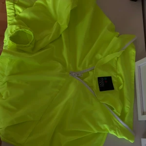 Neon vindjacka - Cool Vindjacka i neongul färg! Aldrig använd bortsett från bilderna som visas. Skönt material och lite croppad!