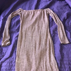 Klänning str s  - Säljer en roseguld klänning,( helt ny) storlek s för 50 kr 