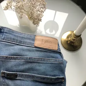 Lee jeans W27 L31 i modellen Scarlett. Använda 2ggr, nypris ca 900. Som längdreferens är jag ca 170