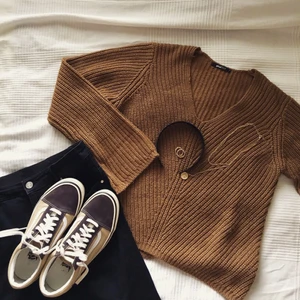 Stickad tröja - Stickad tröja från Gina Tricot. Använd men inte mycket. Vida armar och V neck.