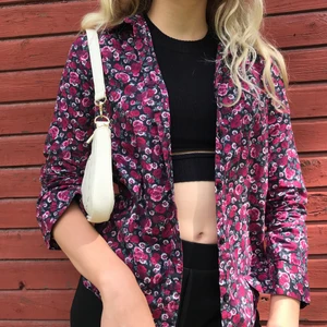 HM skjorta  - Fin HM skjorta. Köpt för ett tag sen men aldrig använd. Storlek S/M. Frakt tillkommer ✨🛍