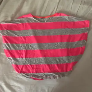 Superfin grå/rosa randig tröja från Lindex. Kontakta mig vid frågor:)