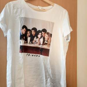 T-shirt från H&M med friends-tryck i strl L. Kan mötas upp eller skicka, jag står INTE för frakten