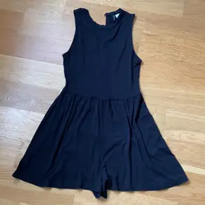 Svart jumpsuit från HM i strl 34. Shortsdelen är vid. Knappt använd 5 ggr men passar inte mig längre. Säljes för 50kr + frakt💓