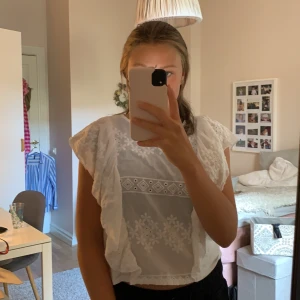 Topp från zara  - Fin topp från zara, bara använd en gång så i nyskick. 