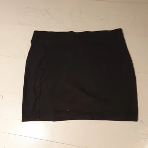 Kjol / topp  - Kjol som kan användas som en tubtopp också! 🥰❤️☀️ Bra skick och ger fin form. Frakt tillkommer 