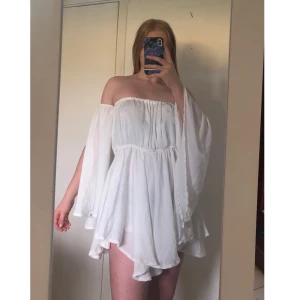 Vit byxdress  - Jättefin byxdress från Madlady. Helt ny, prislappen kvar. Är en S men passar M också. Nypris 399kr.