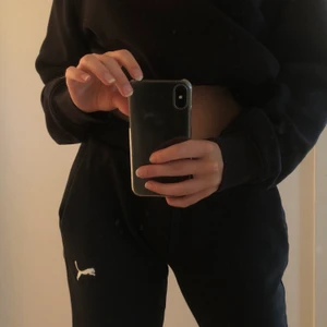 puma mjukisbyxor  - jättemysiga mjukisbyxor som tyvärr inte kommer till användning. sitter perfekt på mig som normalt har S och är 160cm! köpare står för frakt 🥰