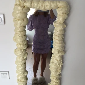 Rutig klänning från Zara - Oanvänd klänning från Zara i ett skönt och lätt  material. Storlek S. Frakt på 49kr tillkommer ✨⚡️💜