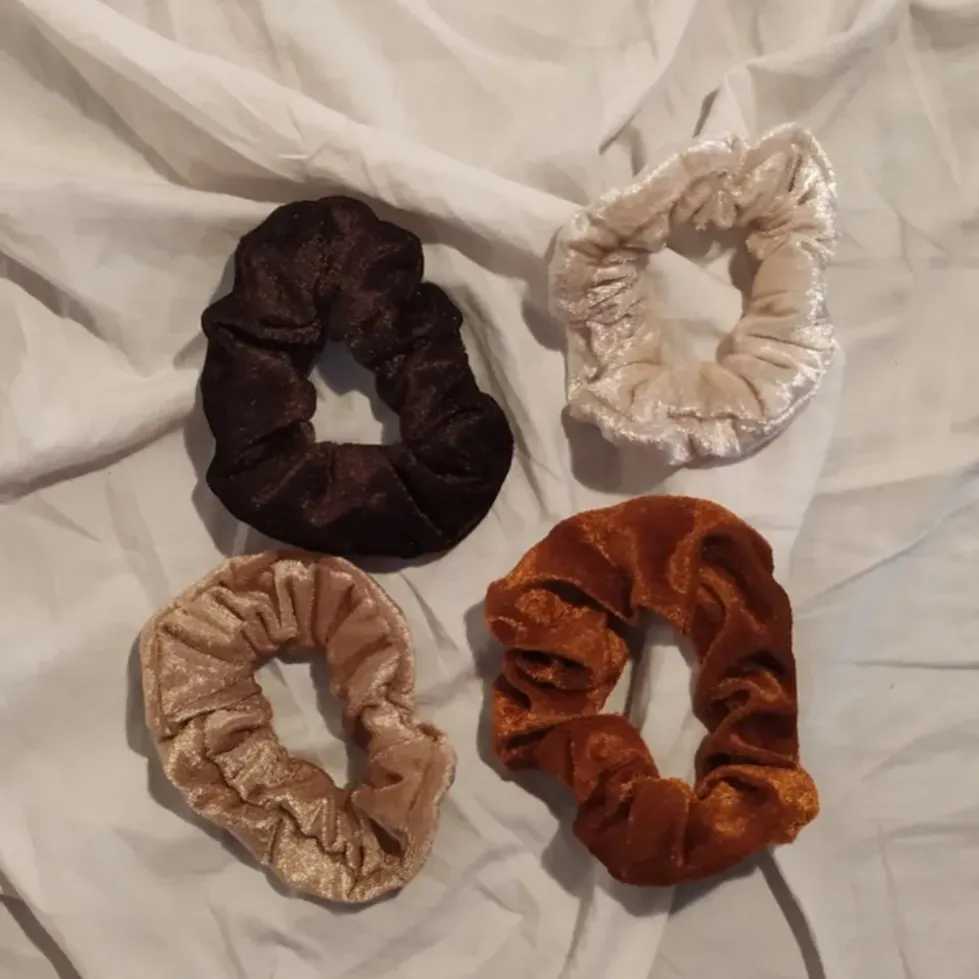 Oanvända scrunchies, har flera av varje färg! Fler färger i andra annonser <3 Skriv för fler bilder :) 20 kronor styck, men köper man något annat blire 5kr/scrunchie;). Accessoarer.