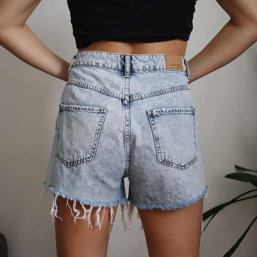 Ljusblåa, avklippta shorts från Gina tricot med fina detaljsömmar i framfickorna. Nypris ca 300 kr storlek 38/medium . Shorts.