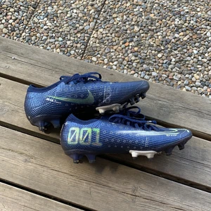 Fotbollsskor Nike mercurial vapor AG - Ett par fina fotbollsskor som endast är använda fåtalet gånger då jag tyvärr beställde fel storlek. Storleken är 38. Nypris 2699kr. Otroligt sköna.