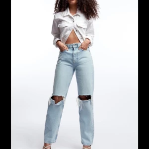 90’s jeans från Gina tricot✨✨ - Säljer dom slutsålda jeansen fråga Gina tricot💞 Endast testade. Säljs pga att dom var lite för små på mig därav att lappen är kvar!💓✨ köptes för 599 kr så ni får gärna buda från 500kr, högst bud nu är på 770 kr +frakt (budgivningen slutar idag kl 13)⚡️