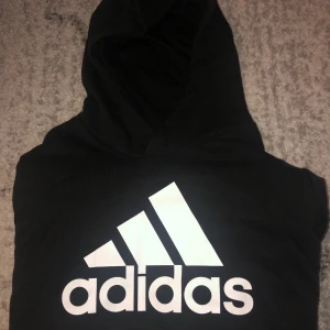 ADIDAS HODDIE - En jättesnygg adidas hoddie i bra skick, köpt på adidas i Stockholm för ett tag sen, storleken är 13-14 år men passar lätt en XS, har inget satt pris så kom med bud,skriv privat om ni vill ha fler och tydligare bilder, köparen står för frakten❤️