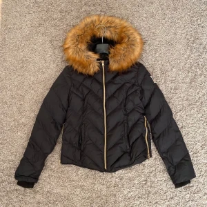 Svea jacka - Säljer min Svea jacka i storlek S, sparsamt använd. Dock är dragkedjan på högra fickan sönder.