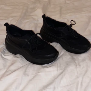Vagabond Chuncky Sneakers  - Nästan orörda chuncky sneakers med en 5 centimeters sula. Har lite läder detaljer som ger mer liv i skorn. Är stora i storleken så dessa är 37 or men funkar även för 38.