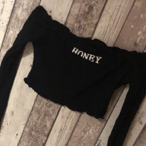 Svart Magtröja - En svart mag tröja från shien stl S använt vid enstaka tillfälle, säljer pga att jag växt ifrån den tyvärr...osäker på tröjans kvalitet