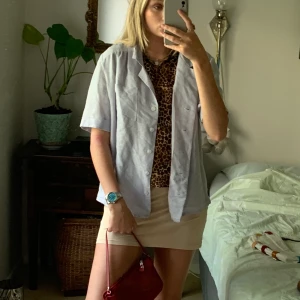 Lila broderad skjorta  - Såååå sååå fin broderad skjorta i ett tunt bomullstyg 