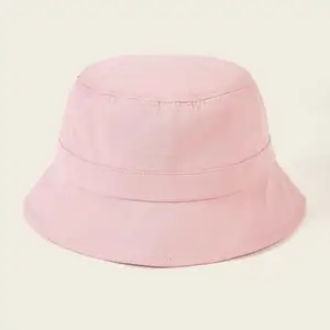 Rosa bucket hat som är i nyskick, aldrig använd då det inte var min stil!