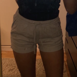 Beigea shorts  - Ett par beigea shorts från h&m i storlek 36... knappt använda så är i nyskick. ⚡️ Kolla gärna in resten i min profil 🌎 Pris går att diskuteras!  Köpare står för frakt  📦 (44kr) totalt- 84 kr 