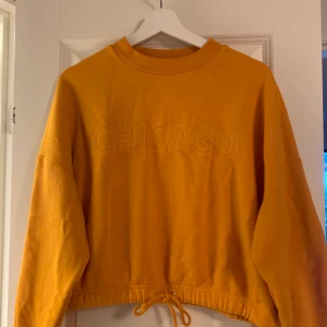Stl xs  - Gul kroppad sweatshirt säljs pga används inte
