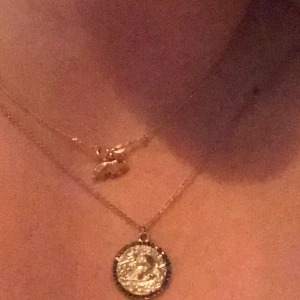 Guldigt halsband - Supersnyggt guldigt halsband både att ha enskild eller för layering som dock inte kommer till användning då jag föredrar silver. Halsbandet har en liten knut i kedjan men går lätt att täcka över som bild 2! Möts upp i t-centralen:)