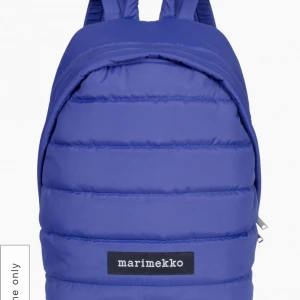 Marimekko ryggsäck blå - Fin blå ryggsäck från Marimekko. Modell Lolly  Backpack, blå. Liten fläck på framsida som jag ej provat att ta bort. Se sista bilden. Annars i mycket fint skick. Normalstor