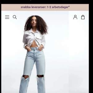INTRESSEKOLL! Tänkte kolla här om någon vill köpa dessa trendiga jeans från Gina tricot istället för att lämna tillbaka de då de är slutsålda överallt💓 nypris är 599kr så därifrån börjar budgivningen💓 BUDA!