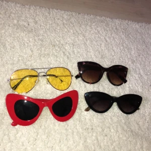 Retro solglasögon  - Säljer mina solglasögon för 20 kr styck! De röda och gula är köpta på Urban outfiters och dem mörka är från H&M! Fin kvalitet och knappt använda! Frakt tillkommer 11kr!🥰