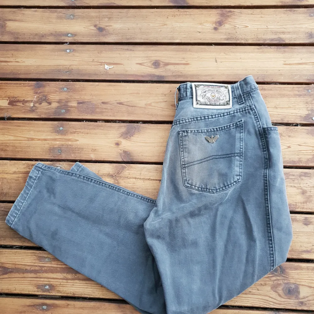 Gråa vintage Armani jeans köpta från secondhand. Står stl. 32 i men passar en small och säkert en medium då de är lite stora i midjan för mig som är en small. Ej strykta på bild. 80 kr men kan diskuteras vid snabb affär. Frakt tillkommer.. Jeans & Byxor.
