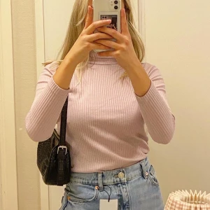 Söt ljusrosa turtleneck💕 - En söt ljusrosa ribbad turtleneck ❤️💕🥰 perfekt till hösten🍁🍂