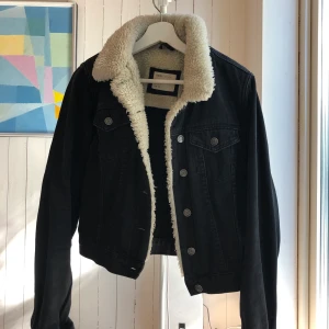 jeansjacka med teddykrage, stl M/L - Välanvänd med fungerande och fin grå jeansjacka från ASOS. Jättesnygg Teddyfilt i kragen och längst knäppningen. Storlek UK 12, tycker den passar storlek M / L